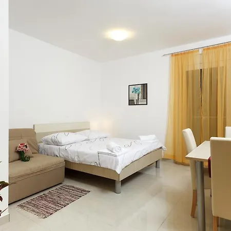 Gostinjska kuća Apartments Bella 4*